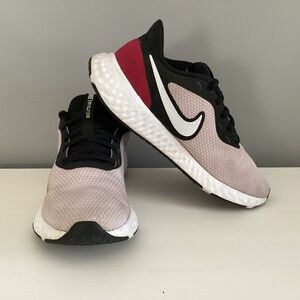 Nike Revolution 5 “Valentines Day” running size 6